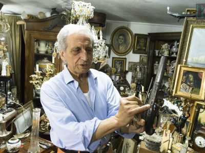 E poi molte antiche e preziose armi del 700 da fondina, in ferro e bronzo, che l�antiquario ci mostra fiero